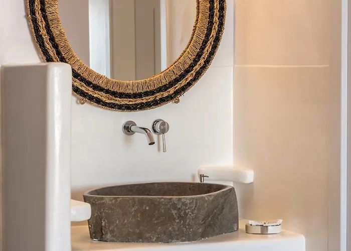 Chrysomelo Adamantas (Milos)