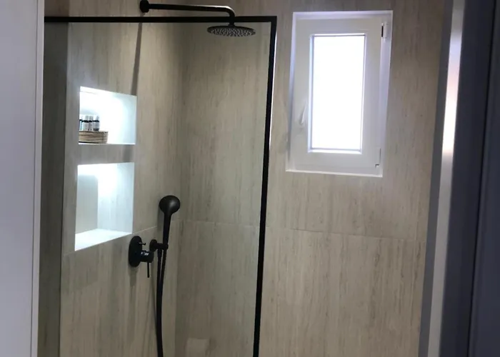 Chrysomelo Adamantas (Milos)